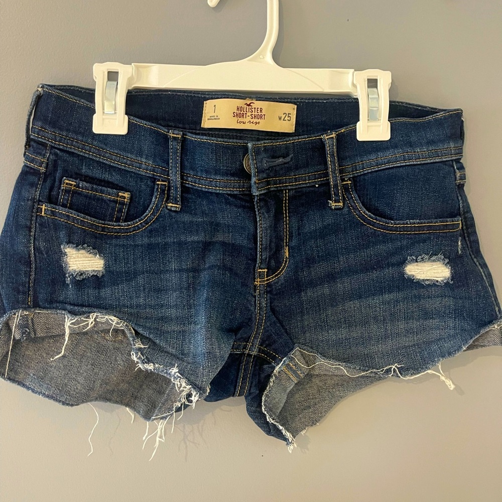 Hollister, low rise, denim distressed, short shorts